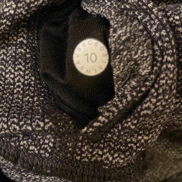 LuLuLemon Full Length Leggings with Reflective Logo and Pocket Inside Waistband - Picture 6 of 11